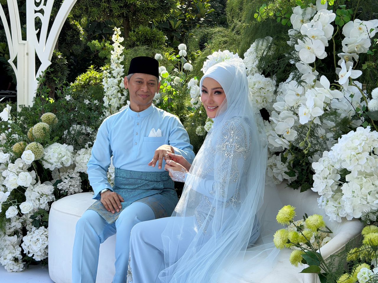 Erra Fazira Sah Permaisuri Hati Ezwan Zain – Pokok Bunga Emas, Sebentuk Cincin Mewah Dibawa Dengan Tandu